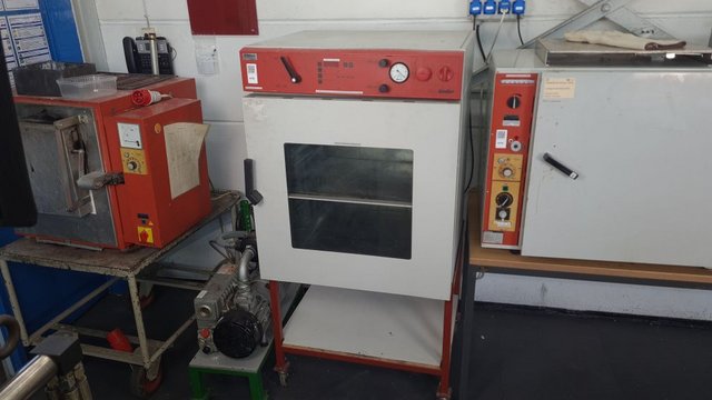 Vacuum drying oven